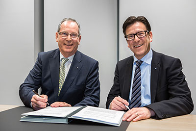 Besiegeln mit ihrer Unterschrift die Verlängerung der erfolgreichen Partnerschaft: ADAC Präsident Peter Meyer (links) und Ralf Brand, Vorstandsvorsitzender der Zurich Gruppe Deutschland.