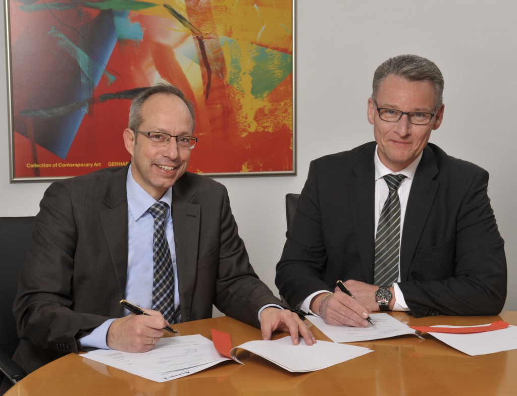 LWL-Direktor Matthias Löb (l.) und Provinzial-Vorstandsmitglied Stefan Richter unterzeichnen den neuen Kooperationsvertrag.